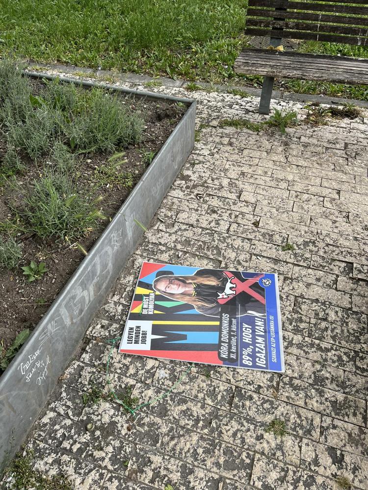 Szavazási jelöltet ábrázoló hirdető tábla , kampány eszköz  Kosztolányi Dezső tér 