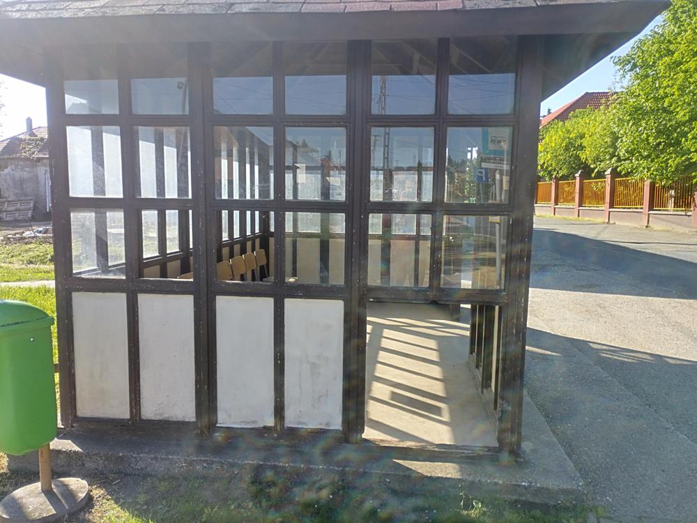 Buszmegálló felújítás 