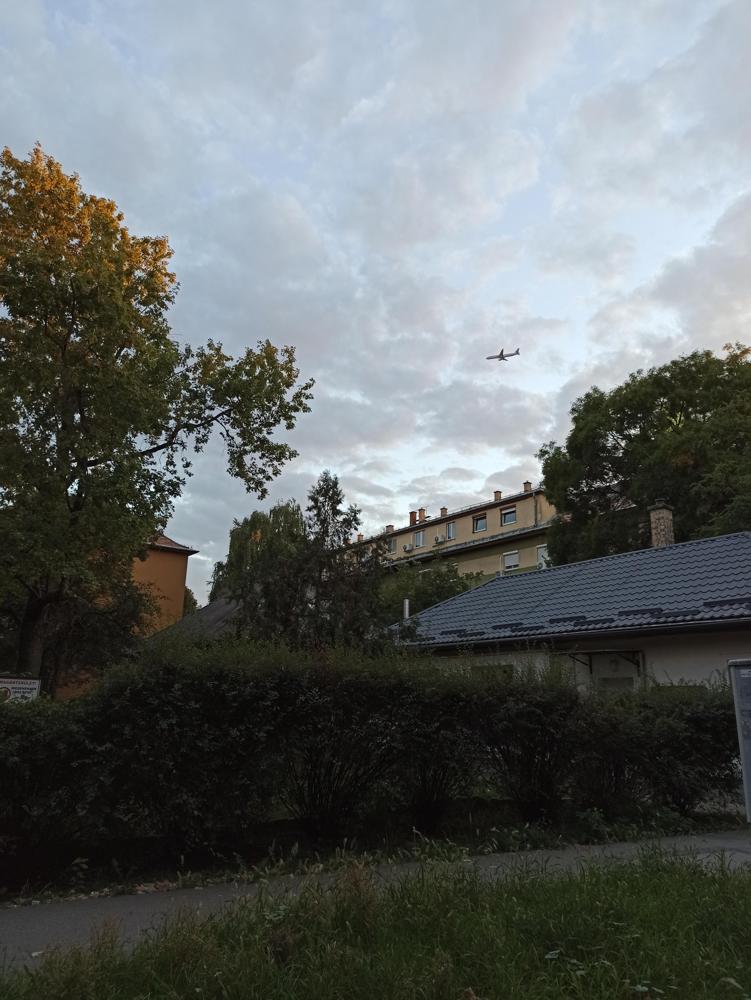 Napi több száz leszálló és felszálló repülőgépet vezetnek el Budapest sűrűn lakott kerületei fölött. Lakásainkban zárt ablak mellett sem tudunk aludni.