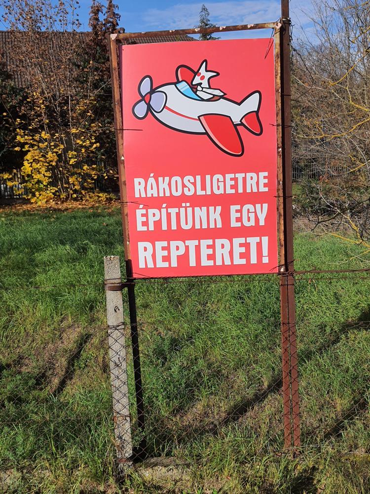 A jövőbeli ferihegyi úti benzinkútra reflektáló plakátok kihelyezése