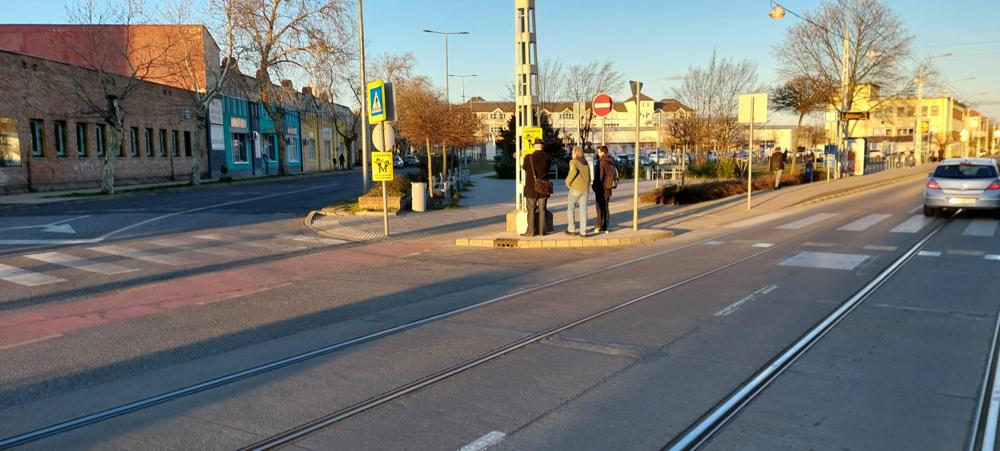 Borzasztó közlekedési helyzet, zebrán gyorsuló autósok