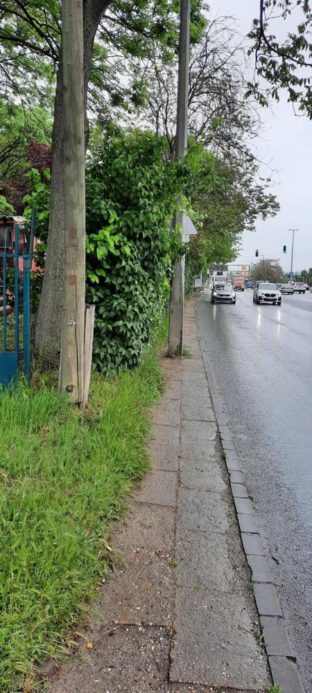 Nagyon szűk és ijesztő járda korlát nélkül az elsuhanó kamionok és kocsik mellett.